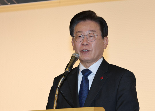 이재명 더불어민주당 대표가 19일 서울 여의도 국회 도서관에서 열린 에너지 위기와 새정부의 전력 정책 평가 국회토론회에서 축사를 하고 있다. 연합뉴스.